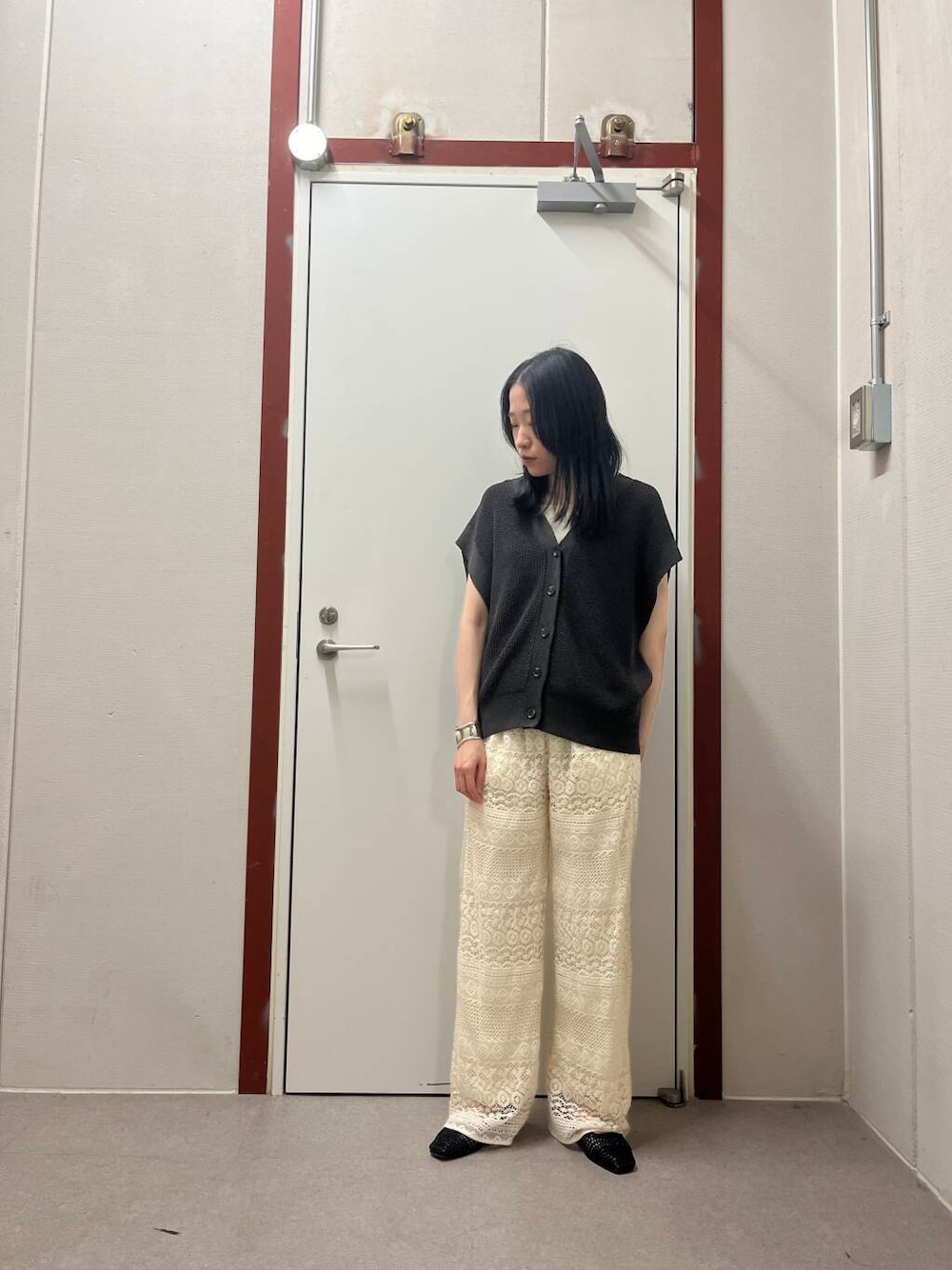 「newarrival、サマーニット、doors」｜「URBAN RESEARCH DOORSのリネンライクVネックベスト（ベスト、グレー系）」を使った、pyonさん（レディース・161cm）の春コーディネートの1枚目の写真