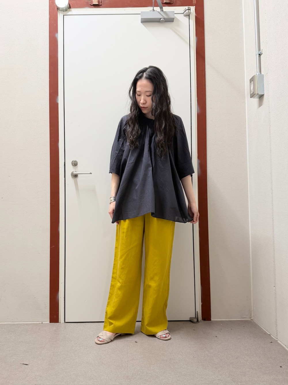 ブルー系のシャツ/ブラウス、イエロー系のその他パンツ、ベージュ系のサンダルを着用したレディースの夏コーディネートの1枚目の写真