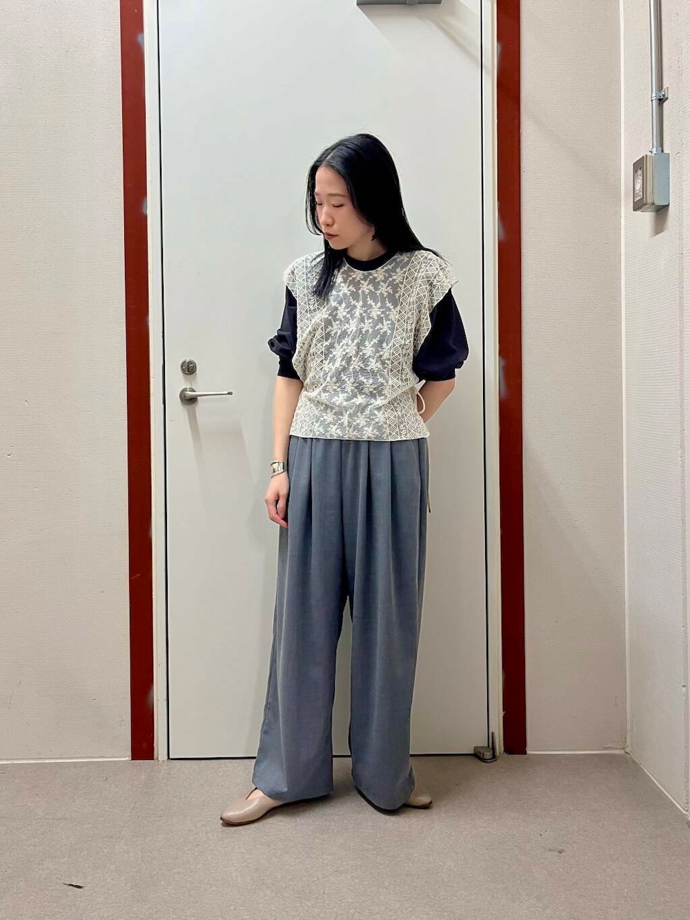 「newarrival、doors」｜「URBAN RESEARCH DOORSのVカットパンプス（パンプス、グレー系）」を使った、pyonさん（レディース・161cm）の春コーディネートの1枚目の写真