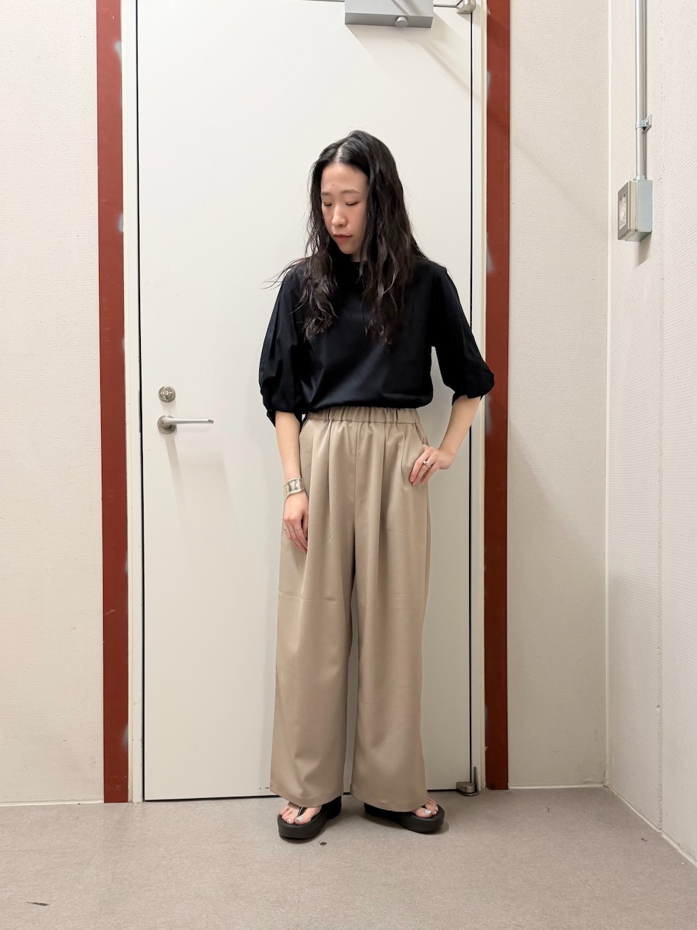 ブルー系のTシャツ/カットソー、ベージュ系のその他パンツ、ブラック系のサンダルを着用したレディースの春コーディネートの1枚目の写真