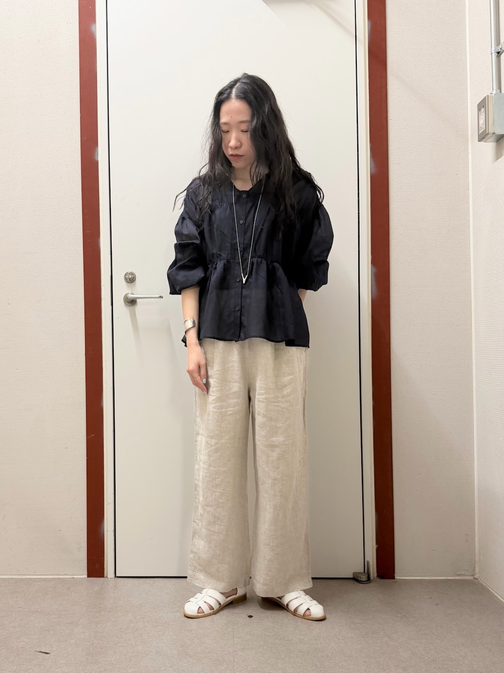 ブルー系のシャツ/ブラウス、ベージュ系のその他パンツ、ホワイト系のサンダルを着用したレディースの春コーディネートの1枚目の写真