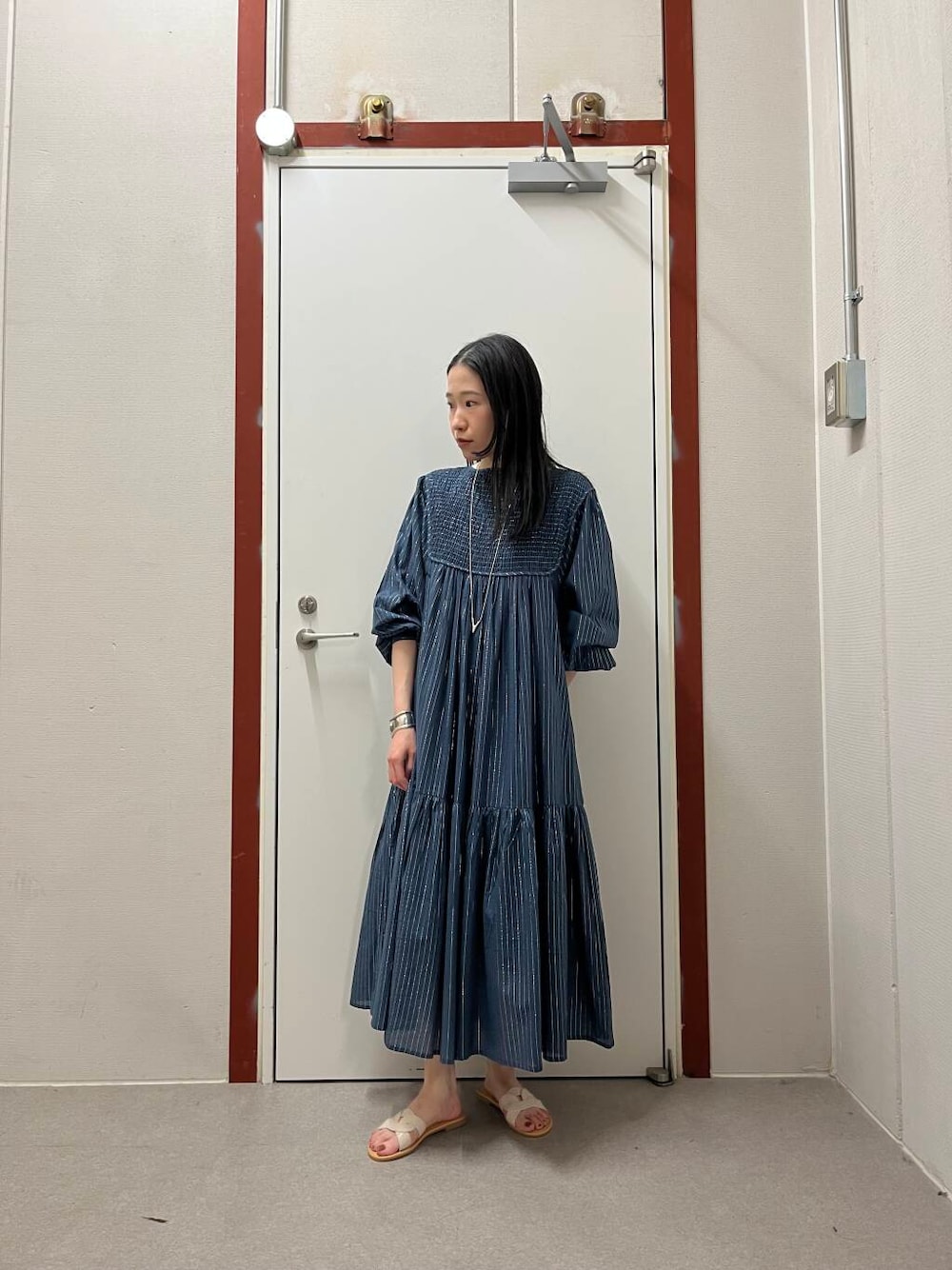 「newarrival、doors、サンダルコーデ、夏ワンピース」｜「URBAN RESEARCH DOORSのカッティングサンダル（サンダル、ホワイト系）」を使った、pyonさん（レディース・161cm）の春コーディネートの1枚目の写真