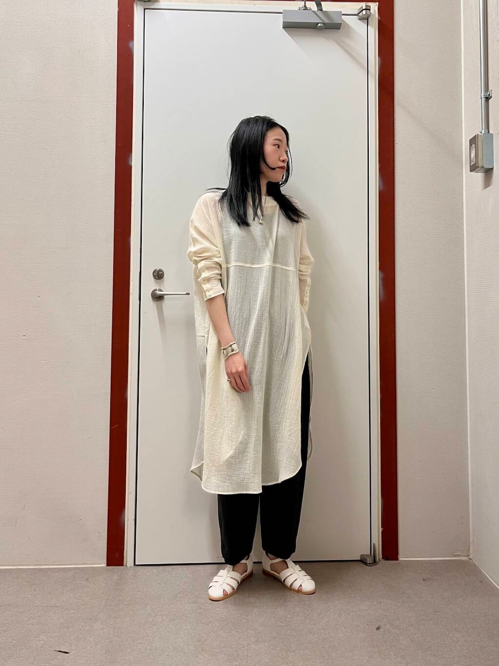 「かぐれ、newarrival、doors」｜「URBAN RESEARCH DOORSのグルカサンダル（サンダル、ホワイト系）」を使った、pyonさん（レディース・161cm）の春コーディネートの1枚目の写真