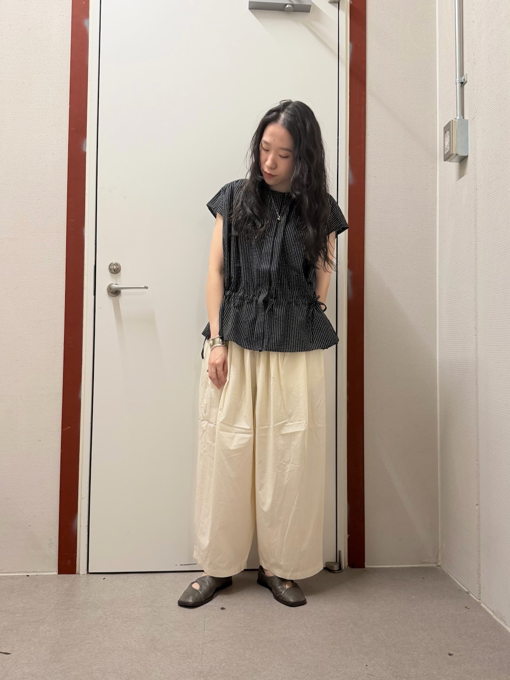 ホワイト系のその他パンツ、ブラック系のトップスを着用したレディースの夏コーディネートの1枚目の写真