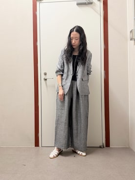 「URBAN RESEARCH DOORS（アーバンリサーチドアーズ）のヘリンボーンリネンワイドギャザーパンツ（その他パンツ、グレー系）」を使った、pyonさん（レディース・161cm）の春コーディネート