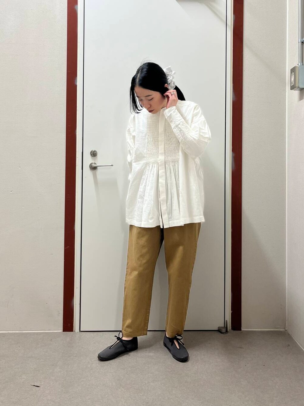 「かぐれ、newarrival」｜「かぐれのコットンスモッキングブラウス（シャツ/ブラウス、ホワイト系）」を使った、pyonさん（レディース・161cm）の春コーディネートの1枚目の写真