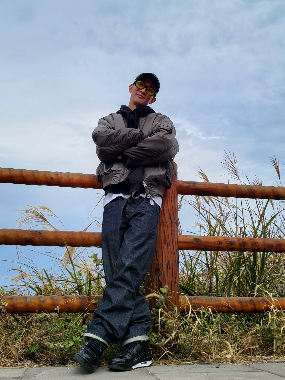 「korea、ootd、korea style、jeju」｜「Carhartt WIPのアイテム（デニムパンツ、ブルー系）」を使った、bboyloco🇰🇷さん（メンズ・174cm）の冬コーディネートの1枚目の写真
