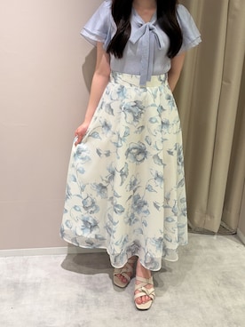 「MISCH MASCH（ミッシュマッシュ）の2026春夏新作 水彩フラワーラメシアースカート（ジャンパースカート、ブルー系）」を使った、天王寺ミオ本館店さん（レディース・164cm）の夏コーディネート