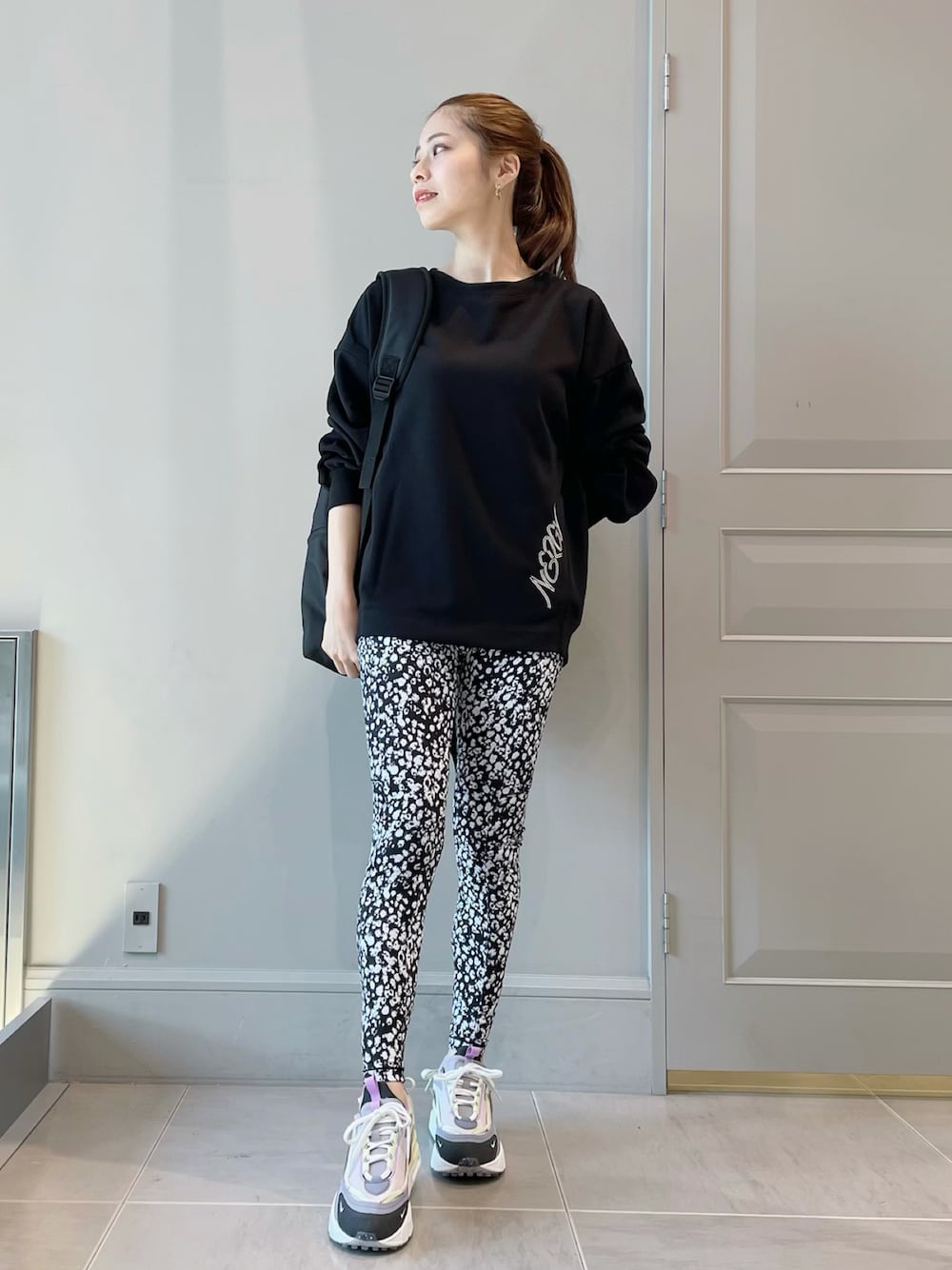 「リラックススタイル、お洒落さんとつながりたい、モノトーン、トレーニング、アスレジャー、スポーツミックス、ナージー(NERGY)、NIKE、スニーカーコーデ」｜「NERGYのロゴ刺しゅうスウェットプルオーバー（スウェット、ブラック系）」を使った、SHOKOさん（レディース・160cm）の夏コーディネートの1枚目の写真