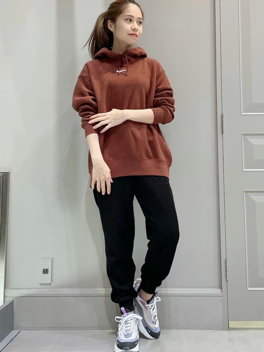 「秋コーデ、シンプルコーデ、ビッグシルエット、パーカー、NIKE、ナージー(NERGY)、リブパンツ、スウェット、アスレジャー、スポーツミックス、おしゃれさんと繋がりたい」｜「NERGYの【NIKE】ナイキスポーツウェア エッセンシャル プラッシュ パーカー ウィメンズ（トップス、レッド系）」を使った、SHOKOさん（レディース・160cm）の秋コーディネートの1枚目の写真