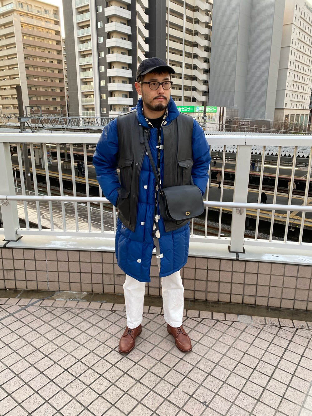 ブラウン系のブーツ、ホワイト系のデニムパンツ、ブラック系のショルダーバッグを着用したメンズの夏コーディネートの1枚目の写真