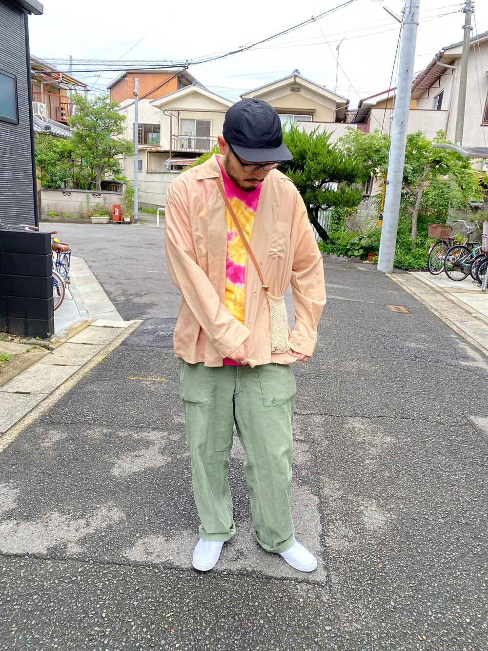 ベージュ系のシャツ/ブラウス、ピンク系のTシャツ/カットソー、グリーン系のその他パンツを着用したメンズの秋コーディネートの1枚目の写真