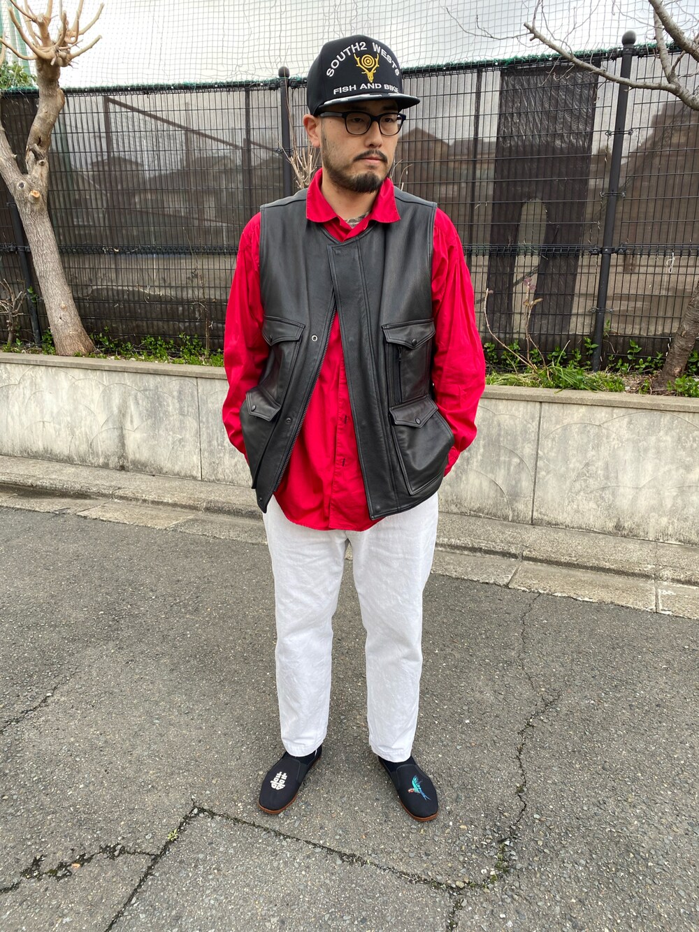 レッド系のシャツ/ブラウス、ブラック系のその他アウター、ホワイト系のデニムパンツを着用したメンズの夏コーディネートの1枚目の写真