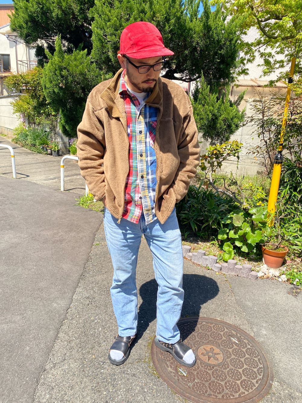 その他のシャツ/ブラウス、ブラウン系のその他アウター、ブルー系のデニムパンツを着用したメンズの秋コーディネートの1枚目の写真