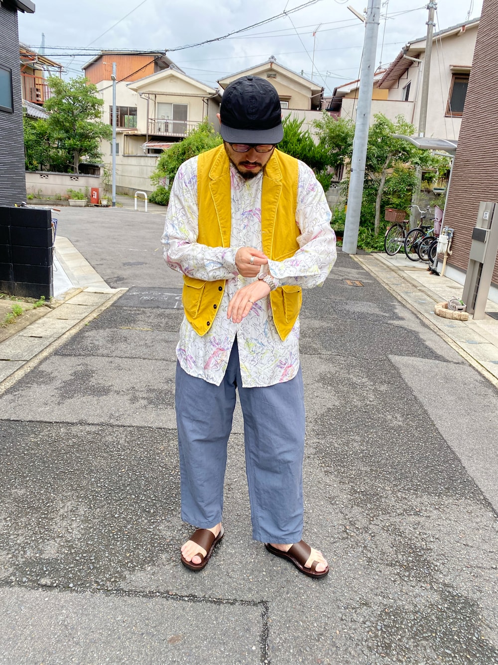 ホワイト系のシャツ/ブラウス、イエロー系のベスト、グレー系のその他パンツを着用したメンズの秋コーディネートの1枚目の写真