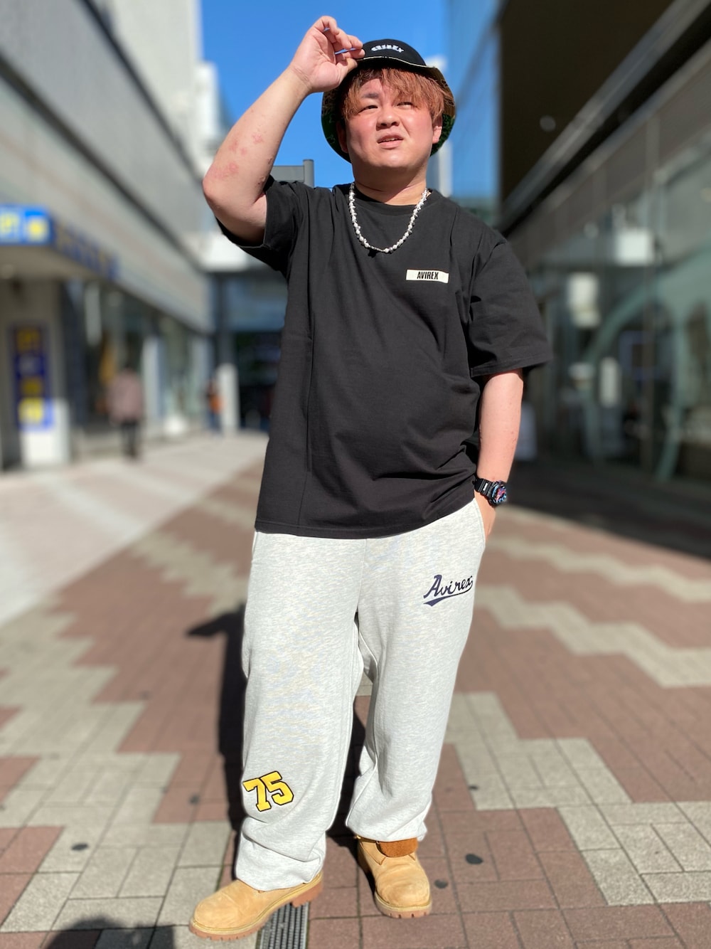 「ミリタリー、夏、ストリート、AVIREX、オーバーサイズ、スニーカーコーデ、休日スタイル、coordinate、低身長コーデ、おしゃれさんと繋がりたい」｜「AVIREXのヘヴィオンス  エンブロイダリー Tシャツ "アヴィレックス" / S/S HEAVY OZ EMBROIDERY T-SHIRT "アヴィレックス"（Tシャツ/カットソー、ブラック系）」を使った、TETTAさん（メンズ・166cm）の春コーディネートの1枚目の写真