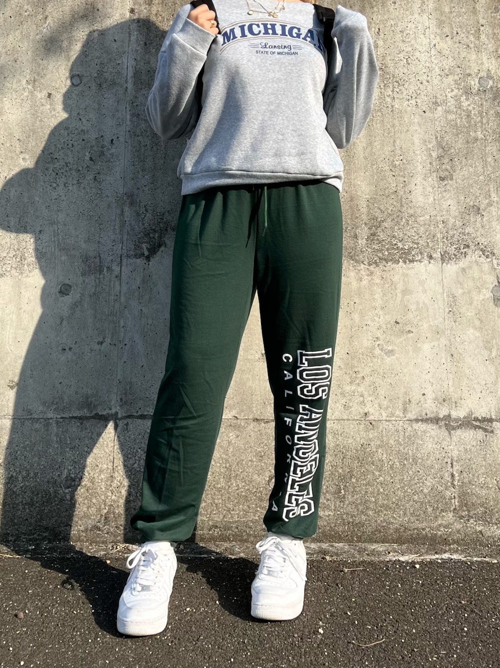 「shein、college、カレッジスウェット、海外、スウェット、スウェットパンツ、大学生、エアフォースワン、offshoulder、女子大生」｜「sheinのアイテム（パンツ、グリーン系）」を使った、みづきさん（レディース・163cm）の冬コーディネートの1枚目の写真
