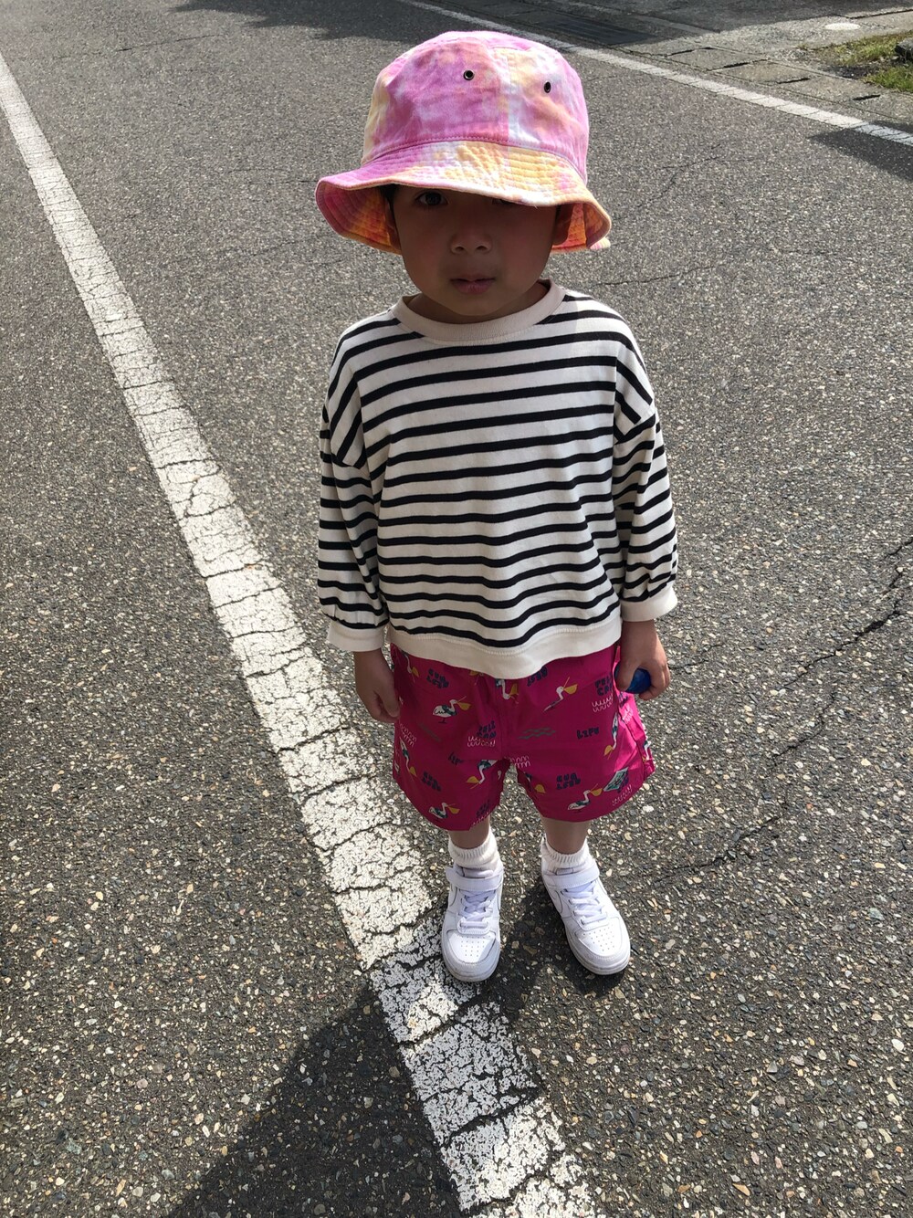 「男の子コーデ、春服コーデ、キッズコーデ」｜「LOWRYS FARMのアイテム（Tシャツ/カットソー、ホワイト系）」を使った、onigiriboykentoさん（キッズ・121cm）の春コーディネートの1枚目の写真