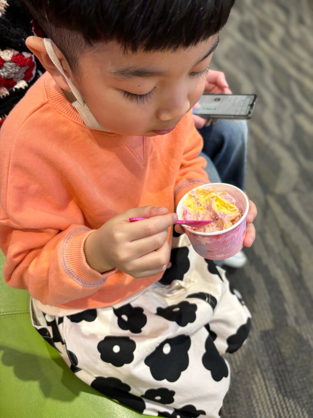 「春のNewスタイル、春服コーデ、男の子コーデ、ローリーズファームキッズ、ローリーズファーム(LOWRYS FARM)」｜「BREEZEの【どっちも正解】DAISUKI トレーナー（スウェット、オレンジ系）」を使った、onigiriboykentoさん（キッズ・121cm）の春コーディネートの1枚目の写真