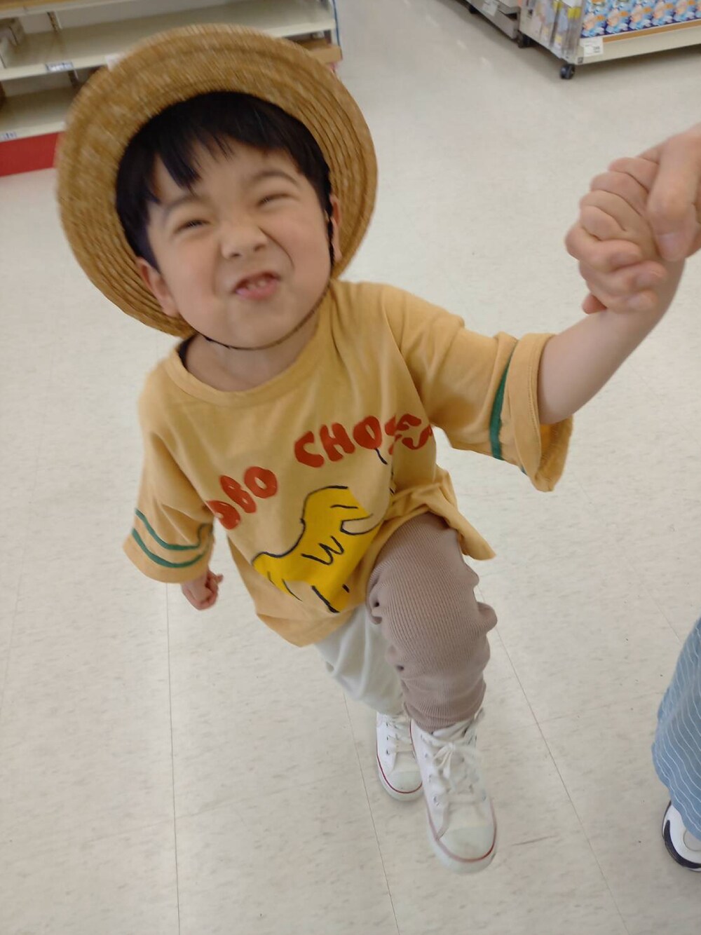 「男の子コーデ、シンプルコーデ」｜「BOBO CHOSESのSniffy Dog short sleeve T-shirt（Tシャツ/カットソー、イエロー系）」を使った、onigiriboykentoさん（キッズ・121cm）の春コーディネートの1枚目の写真