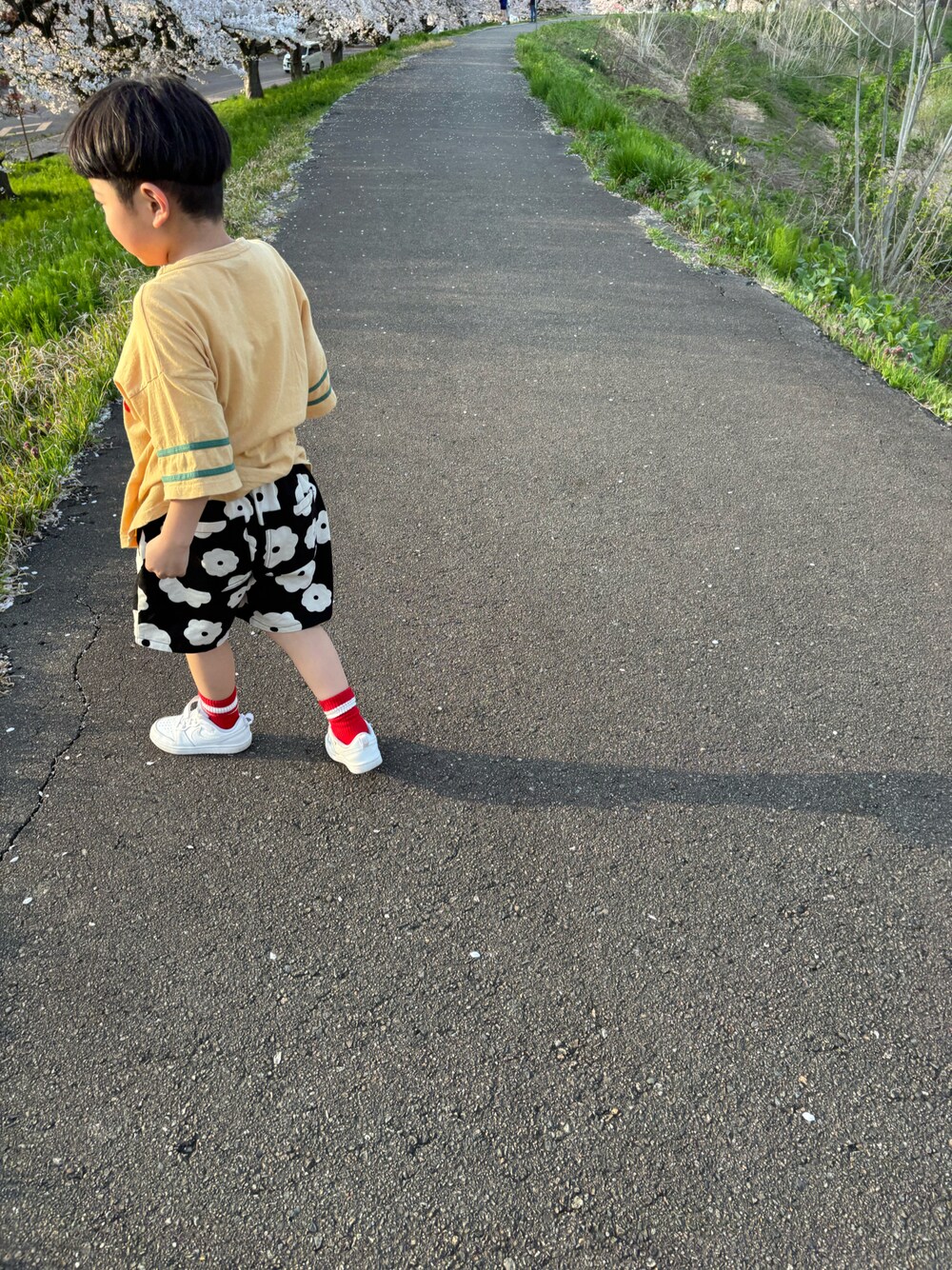 「ショートパンツ、花柄」｜「LOWRYS FARMのデッキショーツ　103377（その他パンツ、ブラック系）」を使った、onigiriboykentoさん（キッズ・110cm）の春コーディネートの1枚目の写真