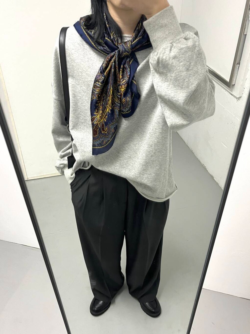 ブラック系のローファー、グレー系のその他パンツ、グレー系のスウェットを着用したレディースの冬コーディネートの1枚目の写真