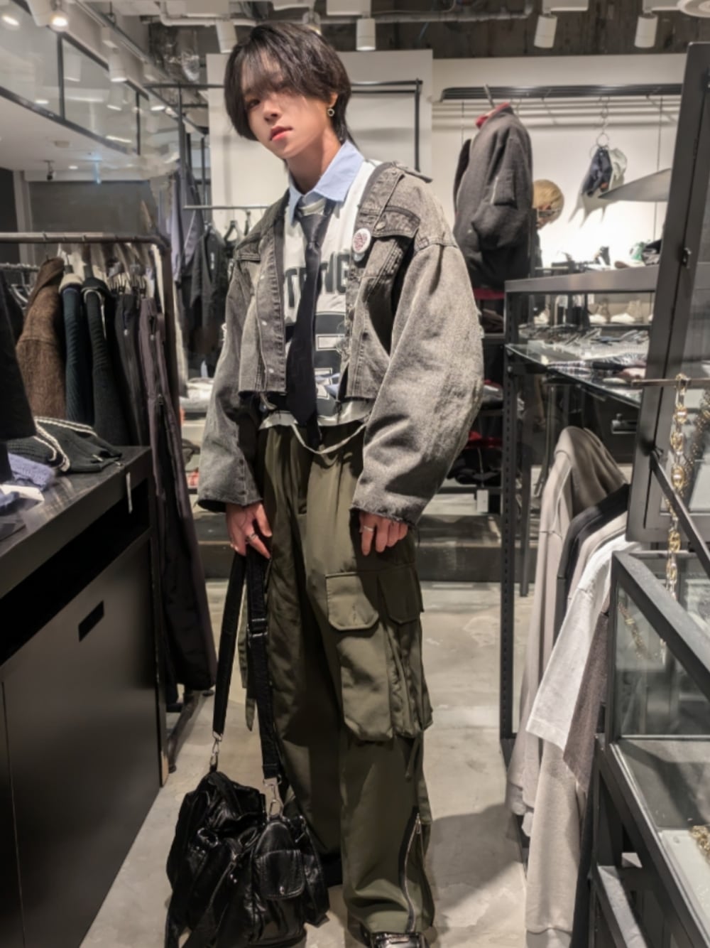 「メンズファッション、デニムジャケット、カーゴパンツ、ネクタイ」｜「JEANASISのサスティナブルショートGジャン/157104（デニムジャケット、グレー系）」を使った、Aytさん（骨格ストレート・メンズ・165cm）の秋コーディネートの1枚目の写真