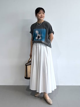 「BABYLONE（バビロン）のフラットレザーシューズ（パンプス、ベージュ系）」を使った、anriさん（レディース）の春コーディネート