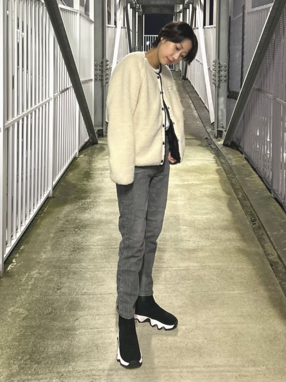 ブラック系のブーツを着用したレディースの秋コーディネートの1枚目の写真