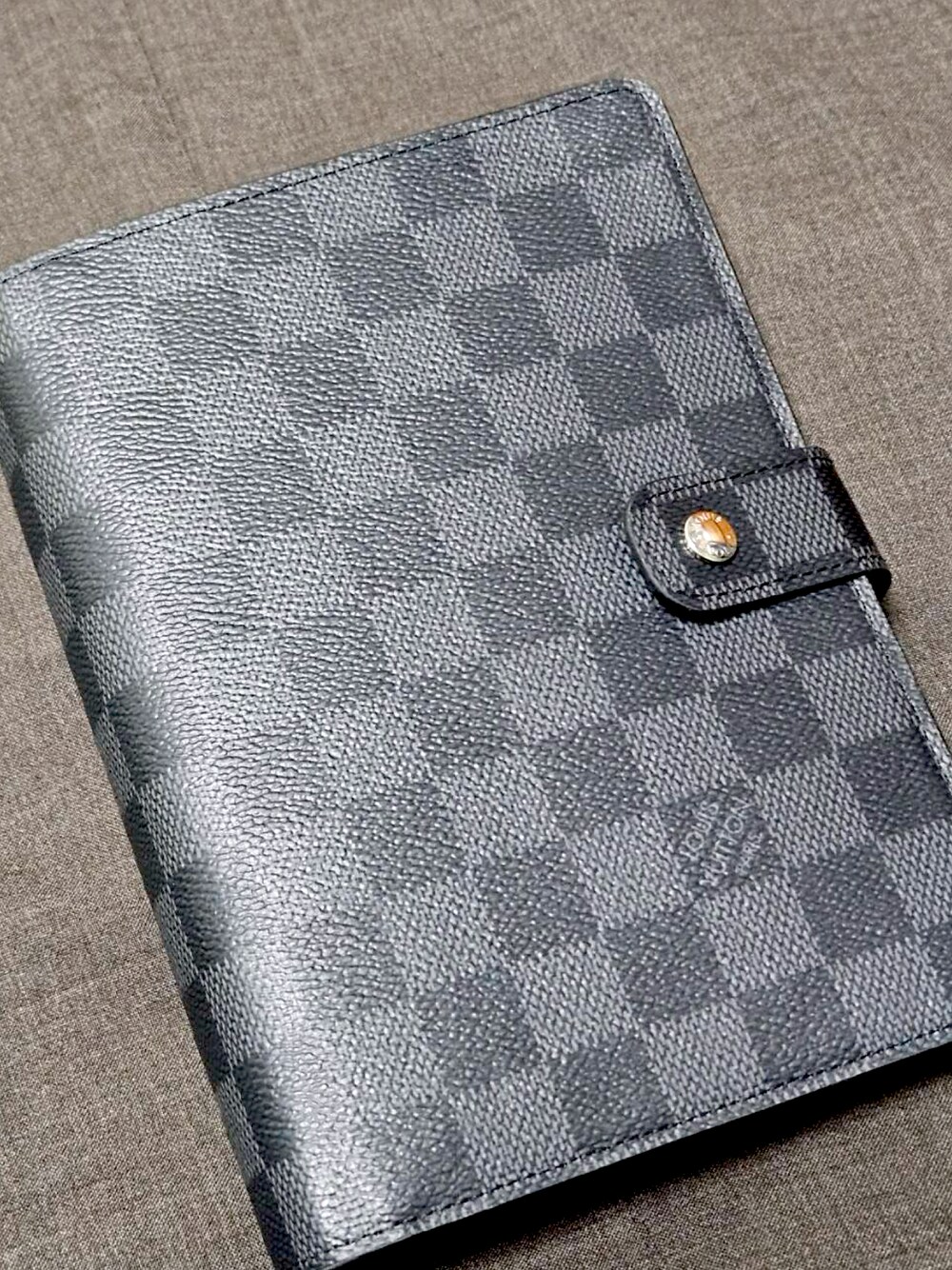 「手帳、LOUIS  VUITTON、ダミエ」｜「LOUIS VUITTONのアイテム（その他小物、ブラック系）」を使った、安川大仁(やすかわだいじん)さん（メンズ・165cm）の春コーディネートの1枚目の写真