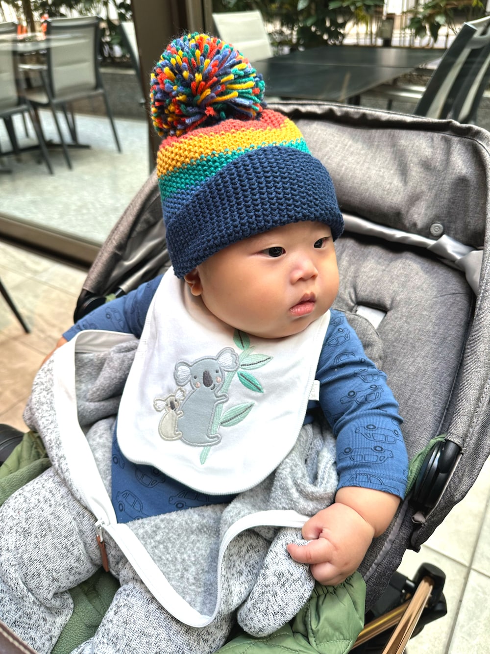 その他のニットキャップ/ビーニー、ホワイト系のスタイ/よだれかけ、ブルー系の肌着を着用したキッズの春コーディネートの1枚目の写真