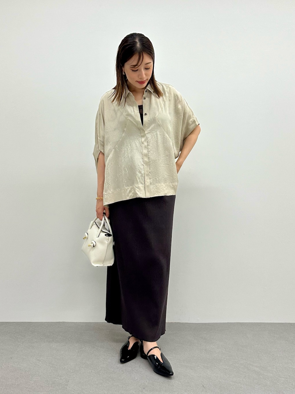 「リラックススタイル、秋服準備はじめました、高身長コーデ、パンプス、ブラウスコーデ、オトナカジュアル、大人カジュアル、オトナカジュアルコーデ、グレディブリリアン(Gready Brilliant)、タイトスカートコーデ、シャツコーデ、エナメルシューズ、30代コーデ、30代ファッション」｜「Gready BrilliantのＡｃｅタフタシャツ（シャツ/ブラウス、ベージュ系）」を使った、あやかさん（レディース・162cm）の夏コーディネートの1枚目の写真