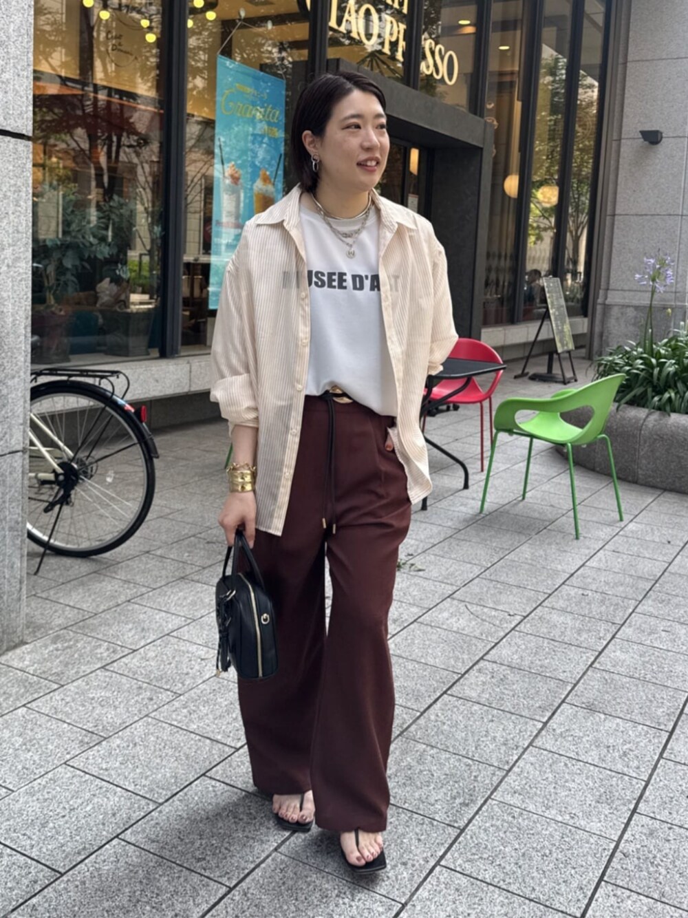 グレー系のシャツ/ブラウス、ブラック系のショルダーバッグ、レッド系のその他パンツを着用したレディースの夏コーディネートの1枚目の写真