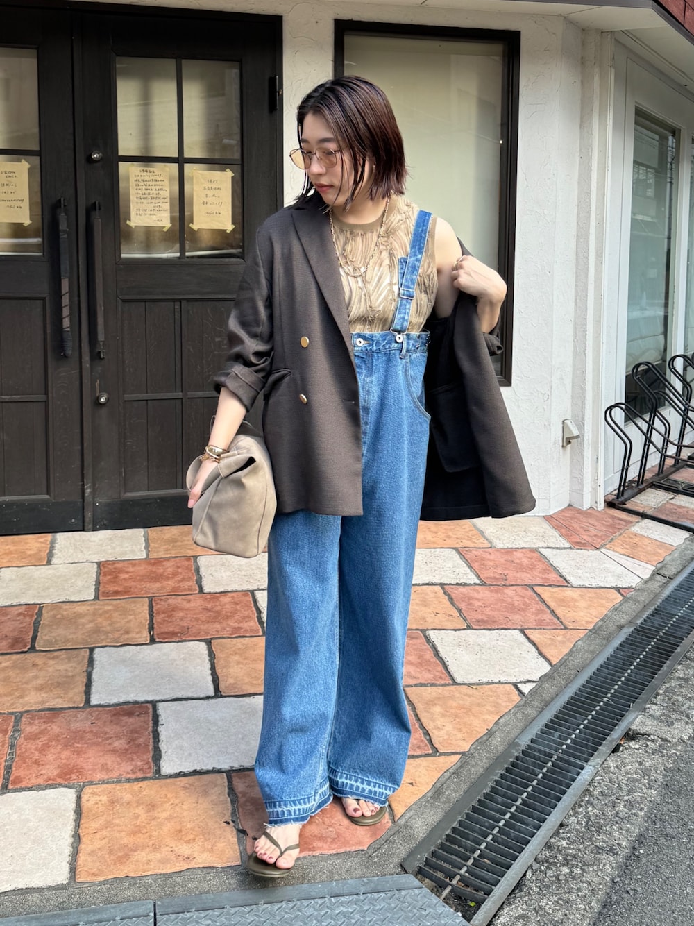 「カーキ、ジャケット、サロペット、デニム、デニムコーデ、刺繍、シアートップス、透け感、秋コーデ、夏コーデ、秋服、夏服、おしゃ見えテクニック、大人カジュアルコーデ、カジュアルコーデ」｜「DouDouのデニムサロペット（サロペット/オーバーオール、ブルー系）」を使った、yuさん（レディース・162cm）の夏コーディネートの1枚目の写真
