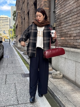「ロゴニット」｜「アイテム（スラックス）」を使った、yuさん（レディース・162cm）の秋コーディネート