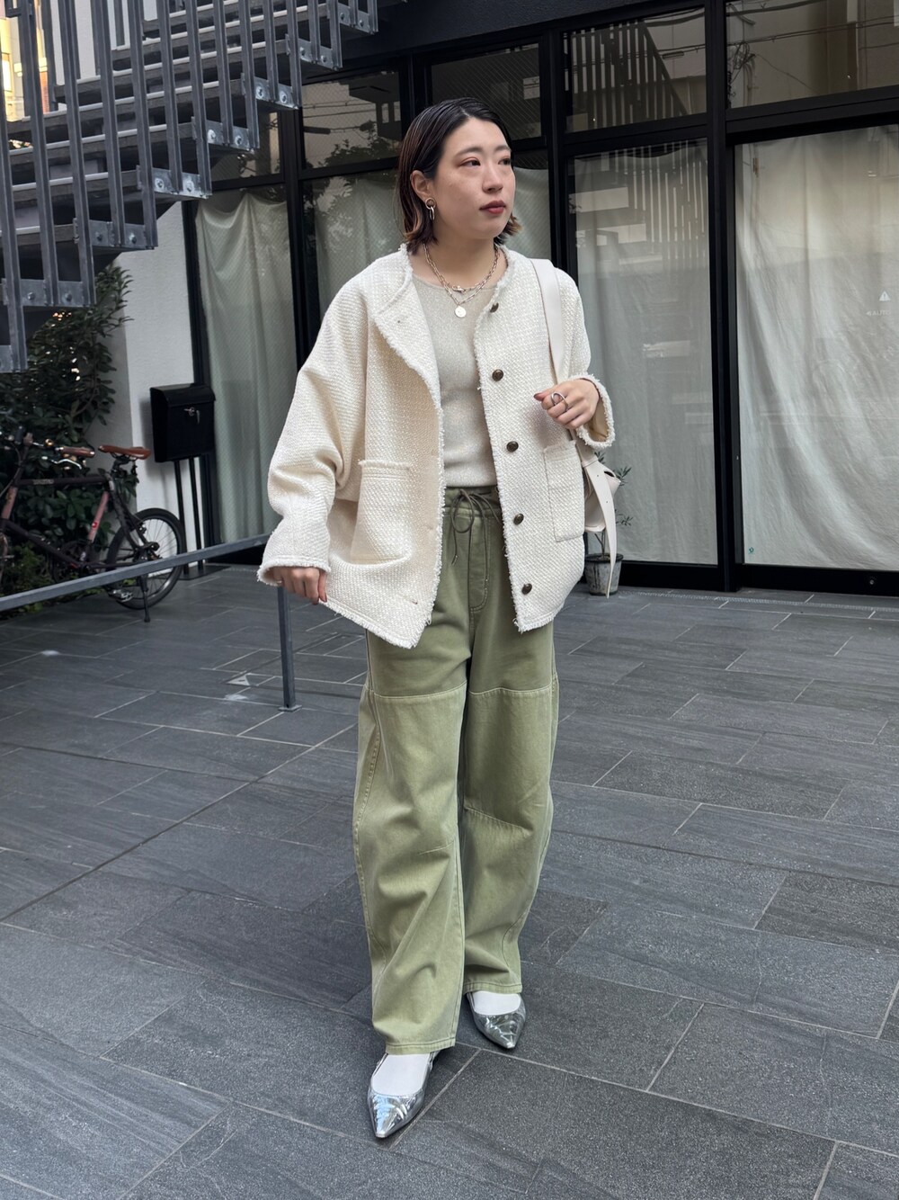 ホワイト系のその他アウター、ベージュ系のニット/セーター、グリーン系のその他パンツを着用したレディースの冬コーディネートの1枚目の写真