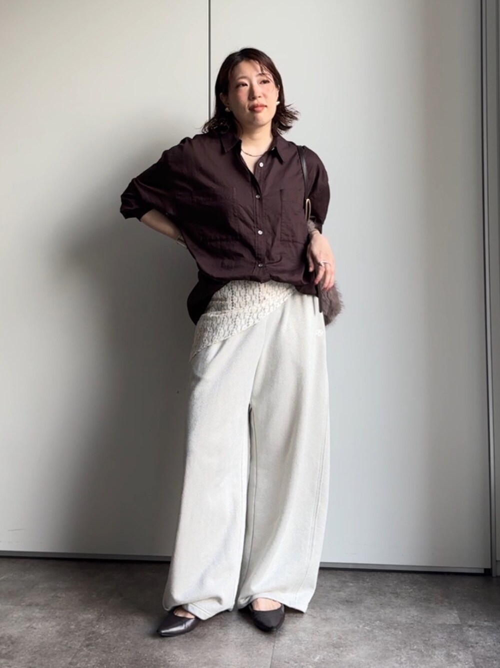 ブラウン系のシャツ/ブラウス、ホワイト系のスウェットパンツ、ブラウン系のトートバッグを着用したレディースの秋コーディネートの1枚目の写真