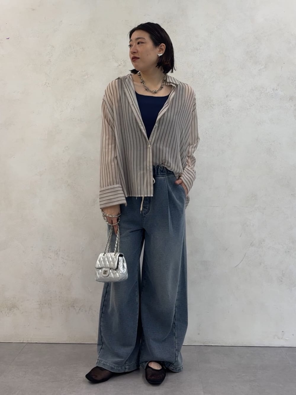 ブルー系のその他パンツ、ホワイト系のシャツ/ブラウス、シルバー系のショルダーバッグを着用したレディースの夏コーディネートの1枚目の写真