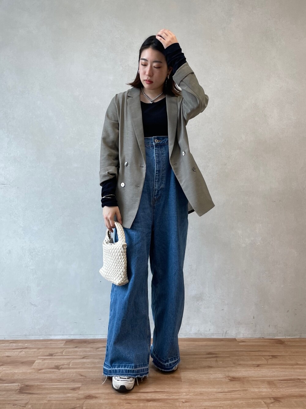 ブルー系のサロペット/オーバーオール、ベージュ系のテーラードジャケット、ブルー系のTシャツ/カットソーを着用したレディースの春コーディネートの1枚目の写真