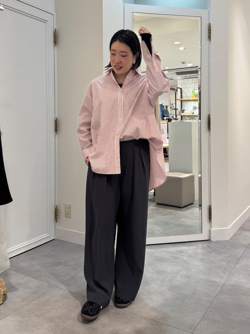 ブラウン系のスラックス、レッド系のシャツ/ブラウス、ブルー系のTシャツ/カットソーを着用したレディースの春コーディネートの1枚目の写真