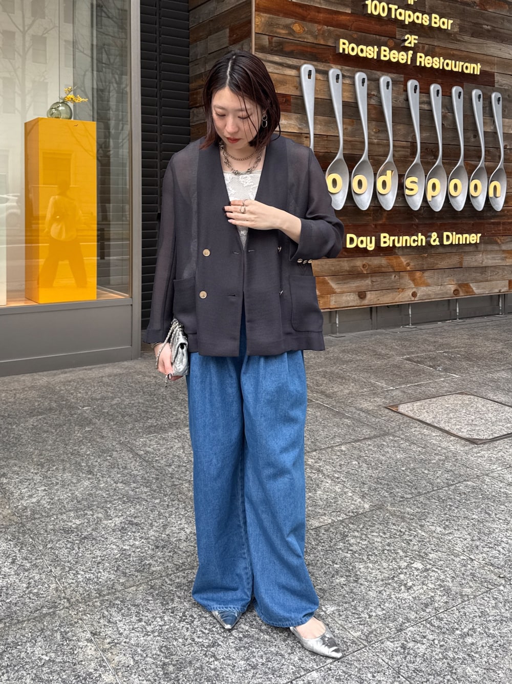 グレー系のテーラードジャケット、ブルー系のその他パンツを着用したレディースの冬コーディネートの1枚目の写真