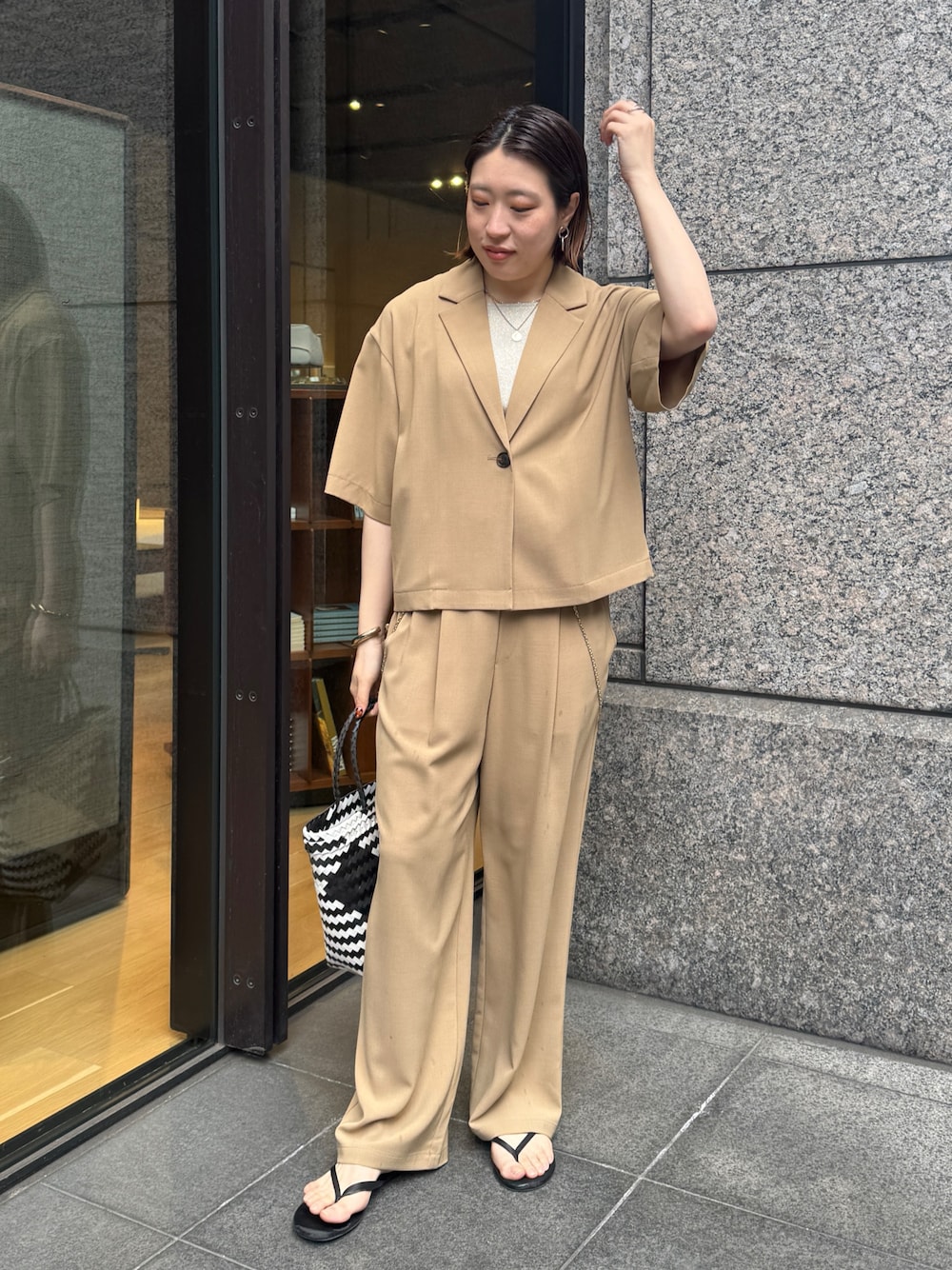 ベージュ系のニット/セーター、ベージュ系のその他パンツ、ベージュ系のテーラードジャケットを着用したレディースの春コーディネートの1枚目の写真