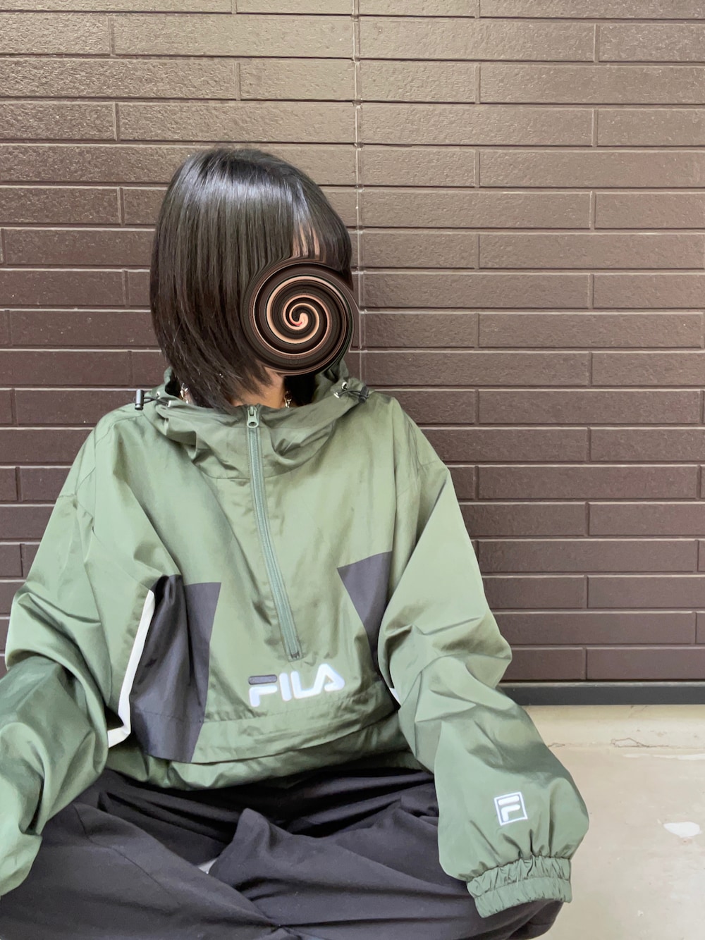 グリーン系のジャケット/アウター、ブラック系のパンツ、ホワイト系のスニーカーを着用したレディースの秋コーディネートの1枚目の写真