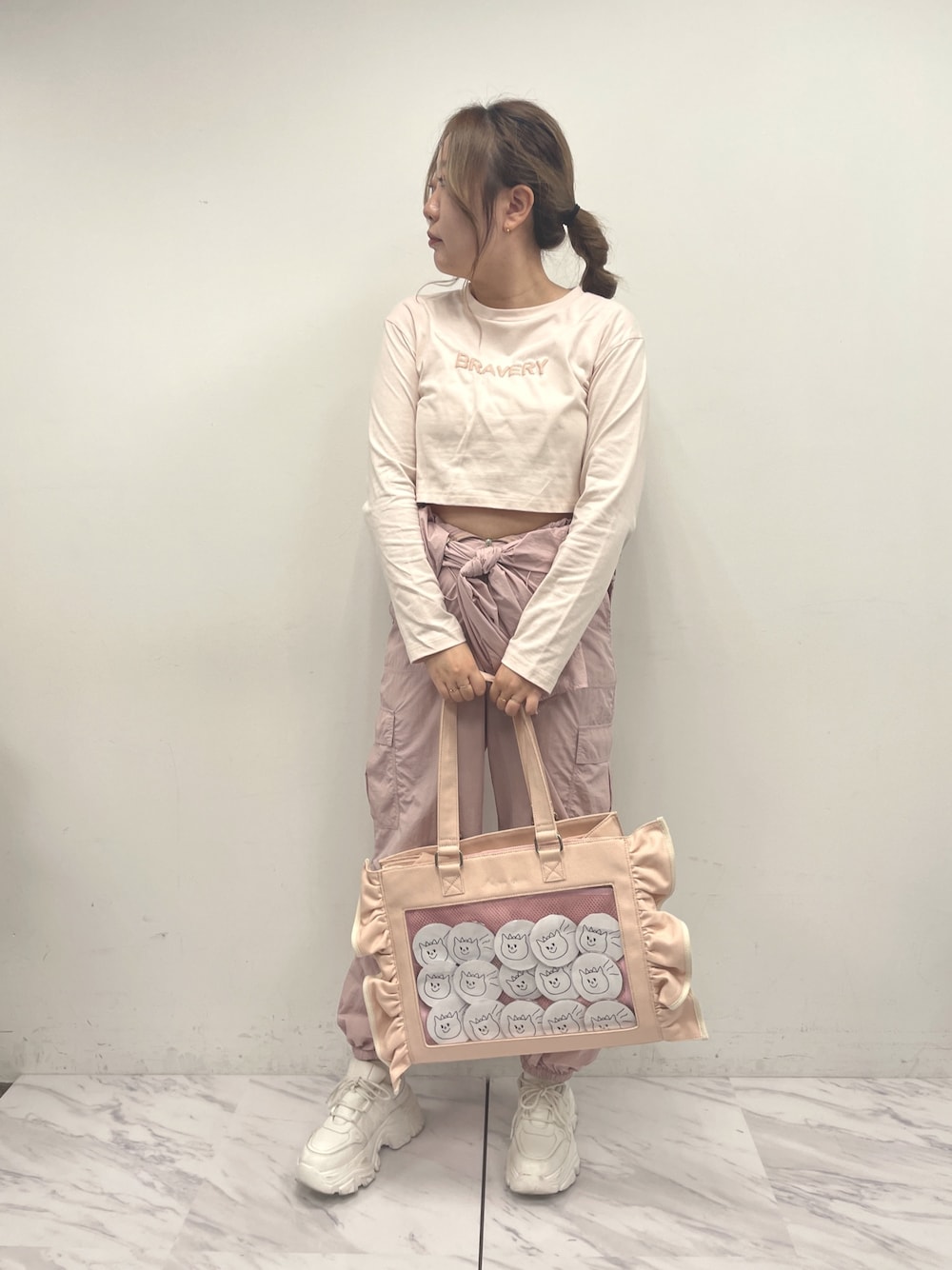 「カラー×コーデ、韓国ファッション、つなぎ、サロペット、ピンク、推し活、トートバッグ、ロンT、カジュアルコーデ、スニーカー、秋のコーデ、大人かわいい、パンツコーデ、高身長女子、淡色コーデ」｜「OLIVE des OLIVEのAimerianejoieキャリーオン痛バッグ　1032200070（トートバッグ、ピンク系）」を使った、yuzuさん（レディース・162cm）の秋コーディネートの1枚目の写真