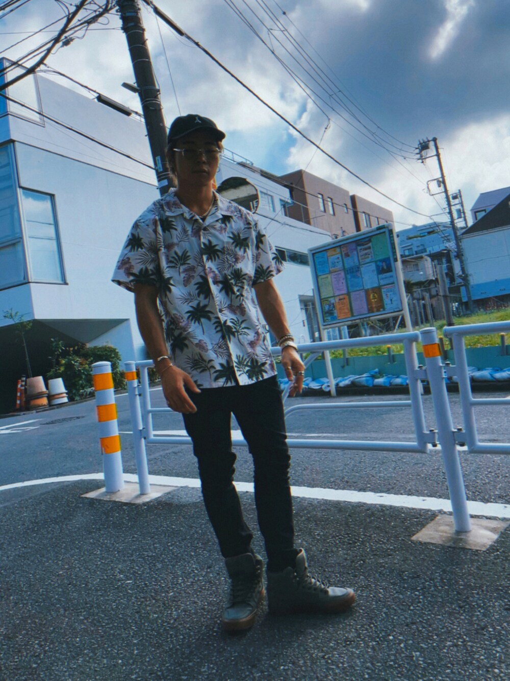「カジュアル、秋のコーデ、ストリート、ハイカットスニーカー、低身長、SUPRA、アロハシャツ、ストリートMIX、オトナカジュアル、だから秋服が好き」｜「H&MのH&M - スキニーノーフェードブラックデニム - ブラック（その他パンツ、ブラック系）」を使った、Gisさん（メンズ・169cm）の秋コーディネートの1枚目の写真