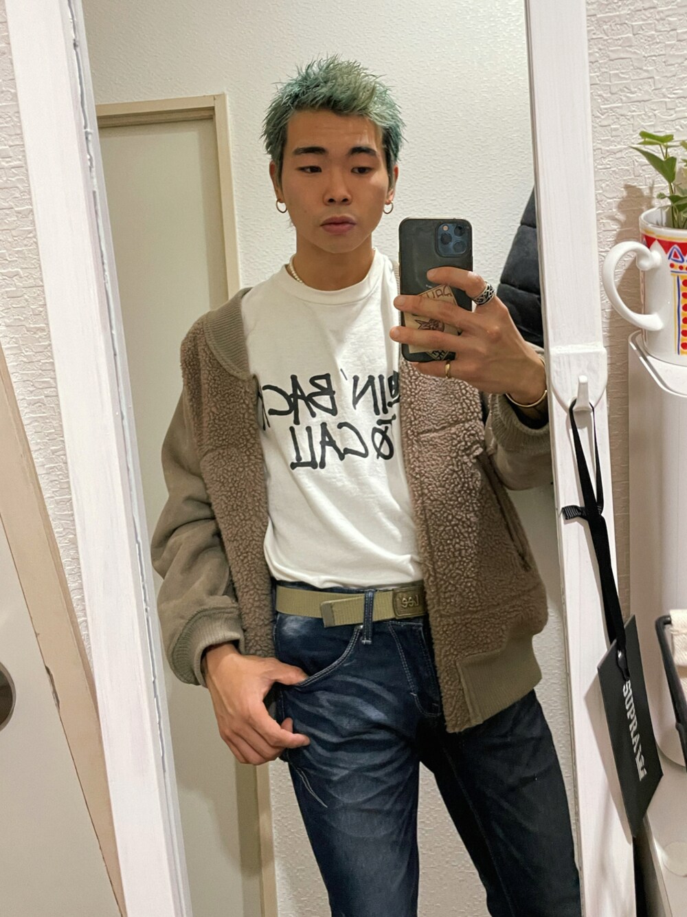 「street、冬のコーデ、オトナカジュアル、カジュアルコーデ、低身長コーデ、ベージュ、ボアジャケット、古着MIX、LEE、stussy、ストリート」｜「GOSTAR DE FUGAのスーパーストレッチスリム加工デニムパンツ（デニムパンツ、ブルー系）」を使った、Gisさん（メンズ・169cm）の冬コーディネートの1枚目の写真