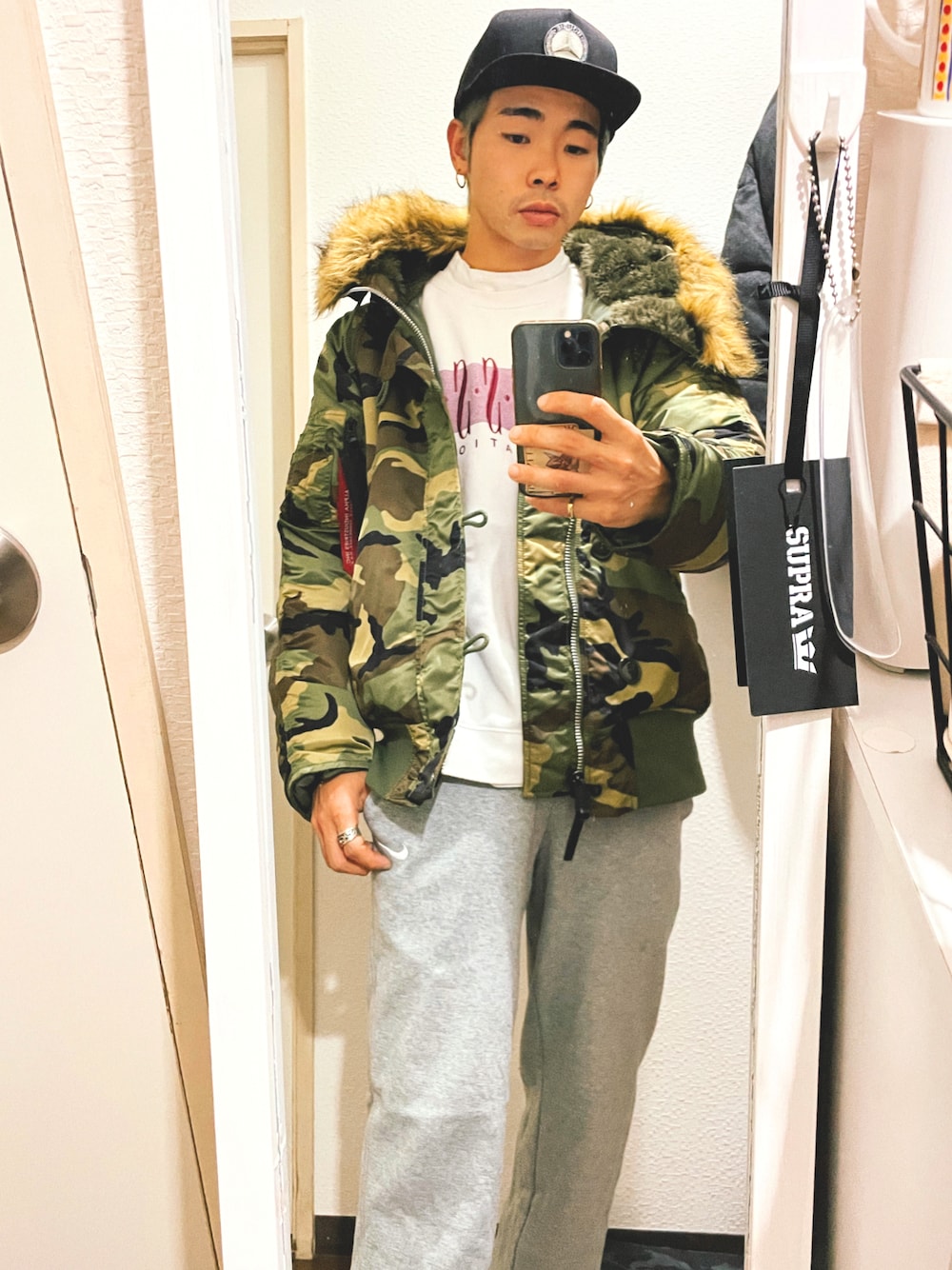 「休日スタイル、ストリート、カジュアルコーデ、冬コーデ、NIKE、スウェット、スポーツミックス、ストリートコーデ、ストリートMIX」｜「Dope Coutureのアイテム（キャップ、ブラック系）」を使った、Gisさん（メンズ・169cm）の冬コーディネートの1枚目の写真