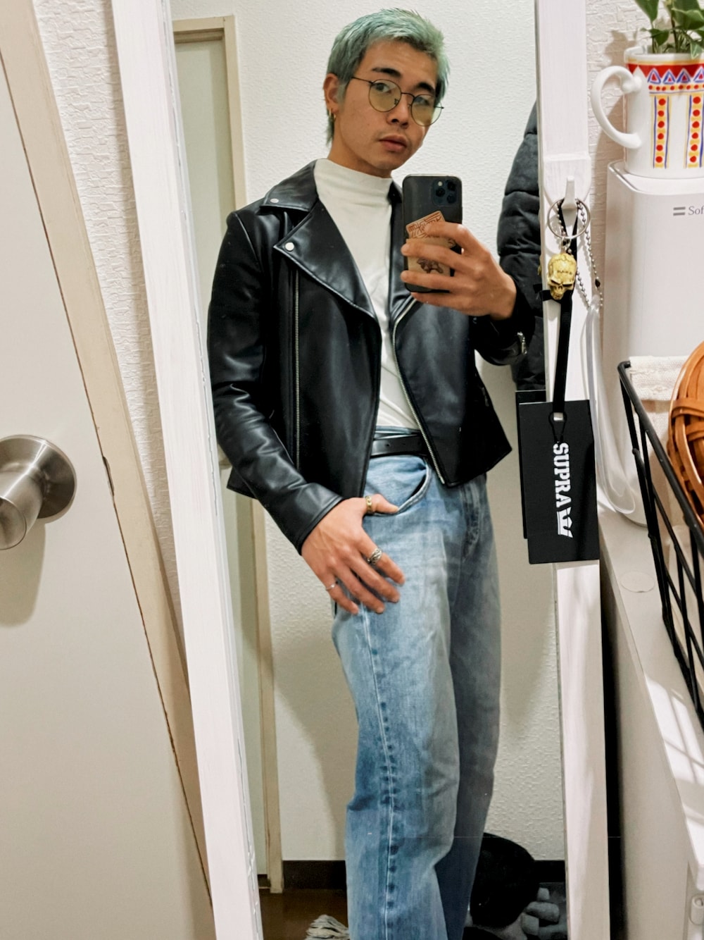 「５０２、Levi's、90'sスタイル、レザージャケット、オトナカジュアル、秋冬コーデ、シンプルコーデ、キレイめ」｜「Levi's 502のアイテム（デニムパンツ、ブルー系）」を使った、Gisさん（メンズ・169cm）の冬コーディネートの1枚目の写真