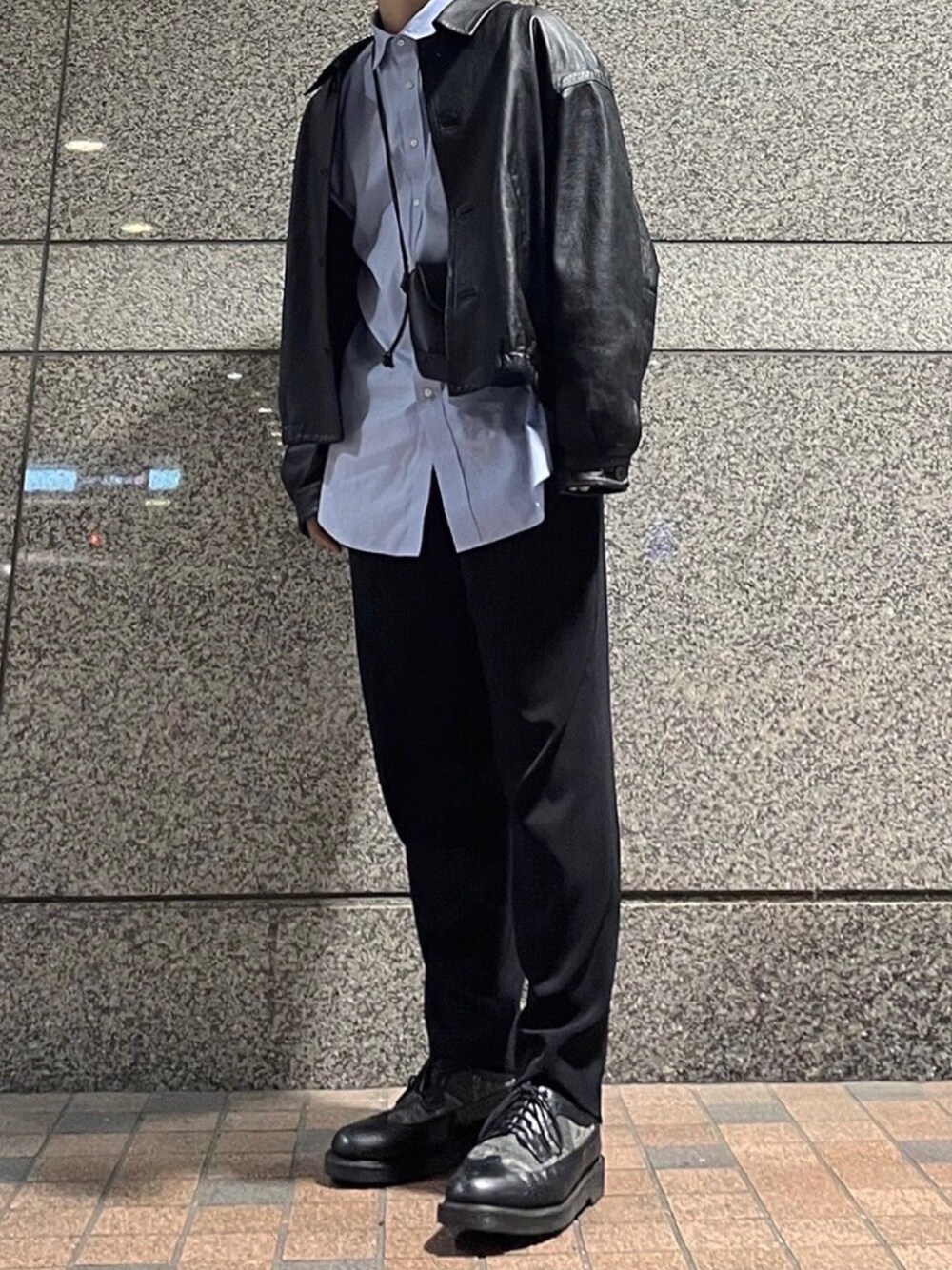 「大人カジュアル、今日のコーデ、古着MIX、プチプラ、きれいめカジュアル、革靴、モノトーン、スラックス、ジャケット、UNIQLO、リドム、レザージャケット、LIDNM、Dr.Martens、きれいめコーディネート」｜「LIDNMのLEATHER SHORT BLOUSON（ブルゾン、ブラック系）」を使った、しゅとーさん（メンズ・168cm）の秋コーディネートの1枚目の写真