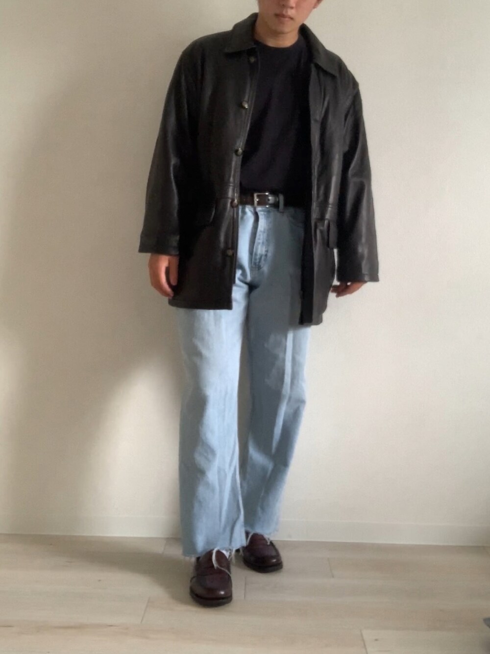 「だから秋服が好き、秋のコーデ、大人コーデ、シンプルスタイル、お洒落さんとつながりたい、低身長、デニムパンツ、フォローミー、ジャケット、レザージャケット、レザー、ローファー、黒、黒コーデ、黒Tシャツ」｜「古着のアイテム（ローファー、ブラウン系）」を使った、なおやさん（メンズ・170cm）の秋コーディネートの1枚目の写真